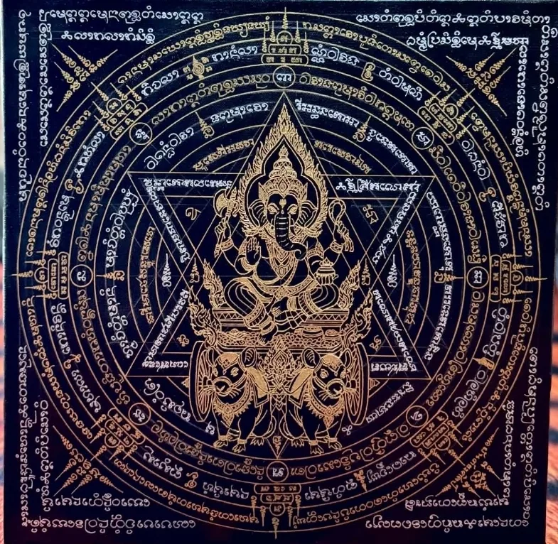 พระพิฆเนศนั่งราชรถ 40×40ซม. ยันต์เขียนมือ ยันต์ธงศิลป์